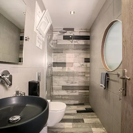 Hotel Nickolas 3*